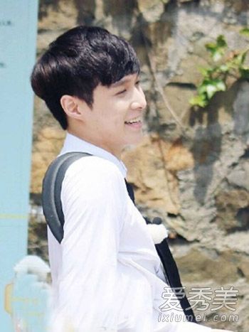 什么发型适合小脸男孩?LAY展示了清爽的短发