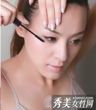 眨眼和极端的睫毛技巧