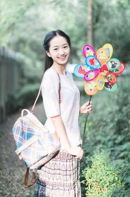 什么发型穿裙子好看?夏天试试这些简单的发型。