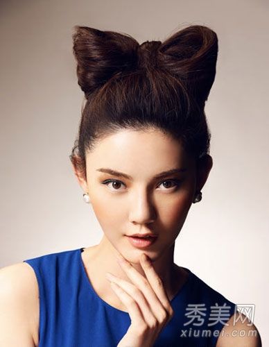 从Lady Gaga那里学会做甜美的蝴蝶结发型。