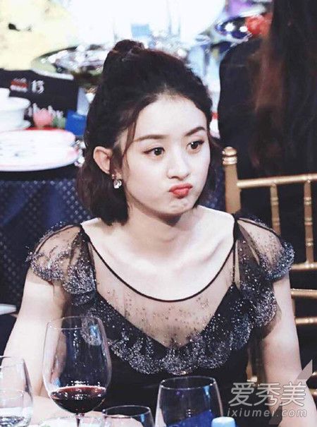 在2017帕夏之星慈善之夜,赵如何搭配同一个发型?