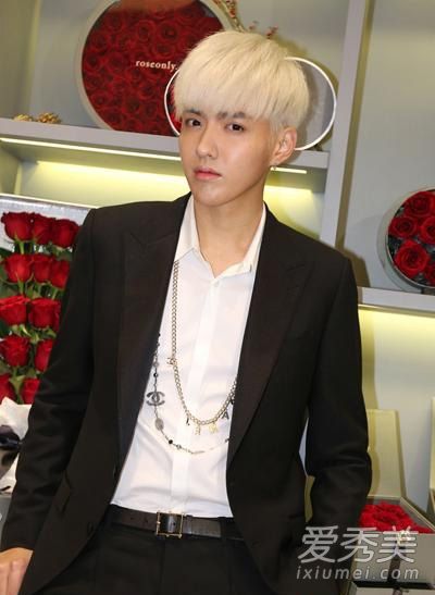 吴亦凡的白发换成了洗、剪、吹、吹青春,你的黑发更英俊