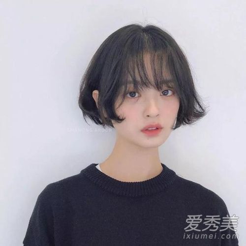 2019年最受欢迎的7种发型:乔妹的耳下3厘米短发引领时尚。