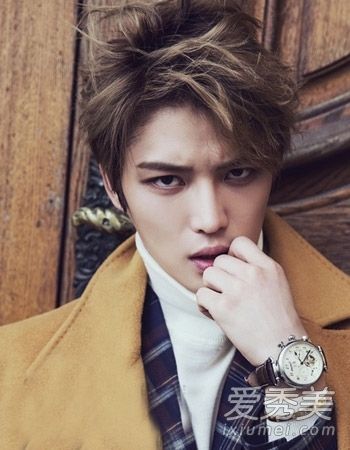 学习烫发很时尚!2015年短发烫发男孩的照片