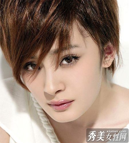 杨蜜天真无邪的眼部化妆技巧创造温柔的女性味道