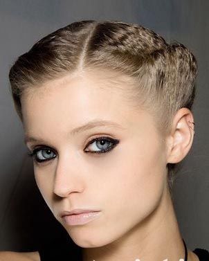 华丽的嬉皮士3D娃娃是2010年最热门的发型