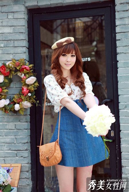 初夏，碎花连衣裙变成了清新的淑女。
