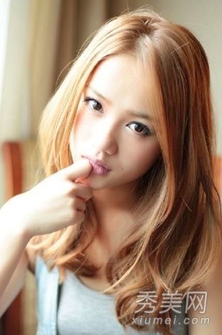 空愤怒的感觉,打扮女孩的头发,帮助你消除大面包脸