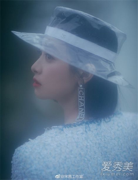 宋茜穿着香奈儿套装去巴黎时装周看时装秀。