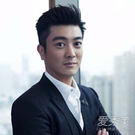 爸爸回来了。大眼睛,可爱。爸爸,杜江的发型。嗯哼。帅呆了。