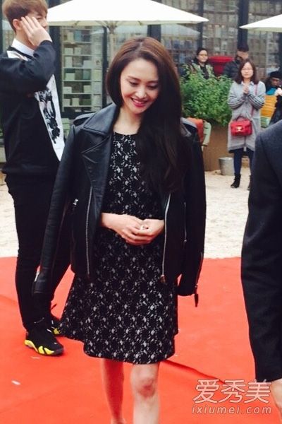 学习郑爽皮裙和连衣裙，让自己更时尚、更女性化