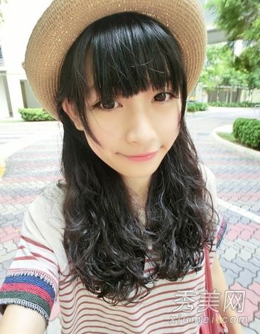 圆圆的肉脸变成了甜美的卷发,变成了瓜子脸。