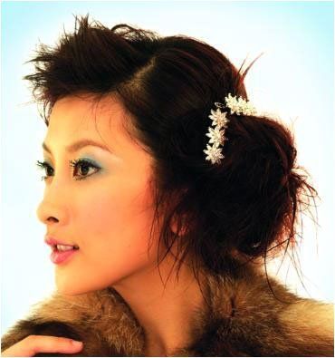 巧用发饰修饰八名轻成熟女性的脸型