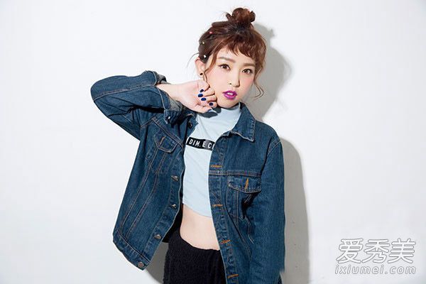 所有女孩都有“电话线”。我没想到会有这么多发型。