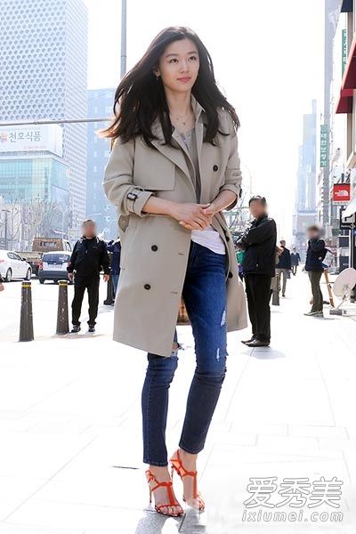 学习全智贤风衣，穿牛仔裤很美