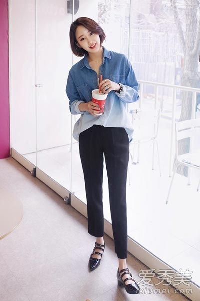 衬衫和裤子都很简单，在春天也很实用。