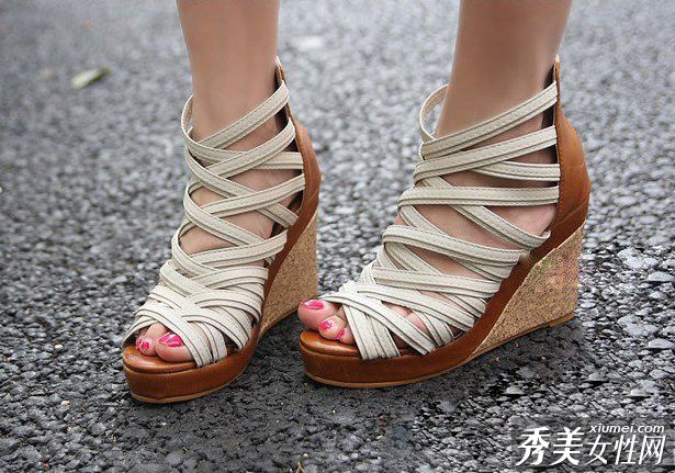 夏季为时尚人士设计的时尚坡跟鞋