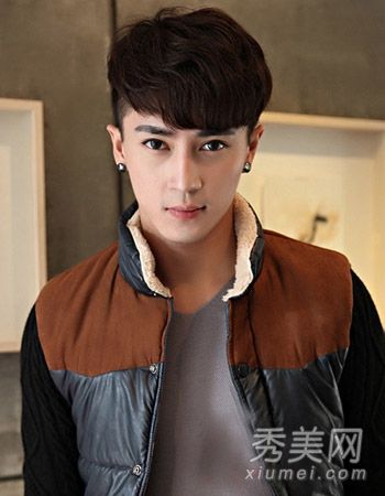 最时髦的男孩的短发很帅,有或没有刘海。