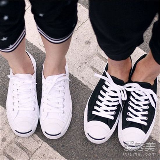 匡威张开嘴嘲笑皮革和帆布哪个更好