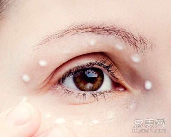 眼睛皱纹暴露的年龄是7岁。保养后去掉鱼尾纹。