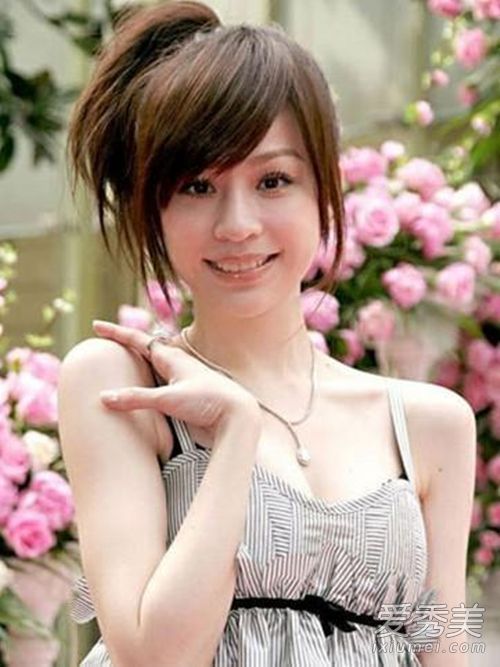 王心凌面对维纳斯?事实上,这是美容失败的结果。