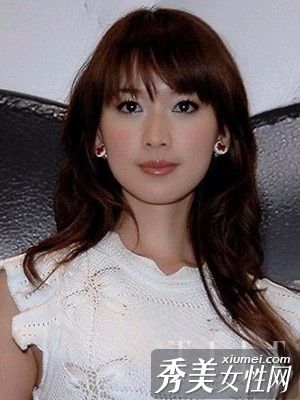 明星展示不同脸型的红色干燥技巧