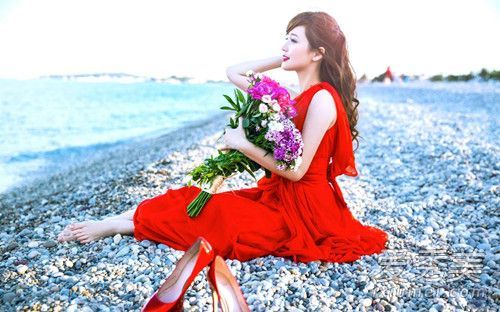 如何用小乳房拍结婚照？如何为胸部有小拍子的婚纱选择胸贴？