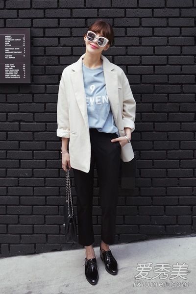 白色的春装与春天的新鲜空气相得益彰。