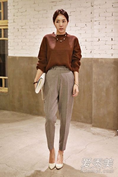 针织毛线衫和西裤穿起来清爽憨儿