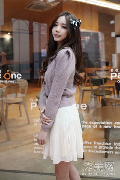 早春最热门的羊毛衫和漂亮的裙子或打底裤组合