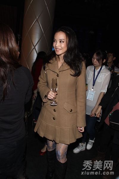 时尚的薄外套适合早春7℃的天气。