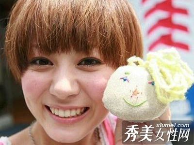 日本街头女孩化妆的九月街头照片