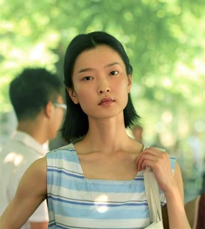 方脸适合什么发型？戴时髦的耳环好吗？你穿什么好看？