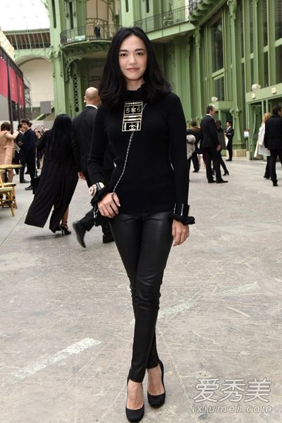 向陈瑶学习穿黑色皮裤，轻松穿长腿