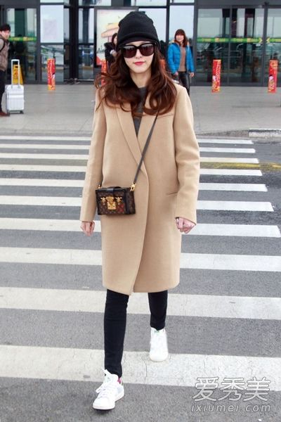 学习唐嫣的驼色外套和紧身裤，让他变得苗条。