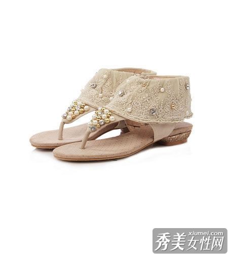 今年夏天的超级漂亮凉鞋将女性气质和个性结合在一起。