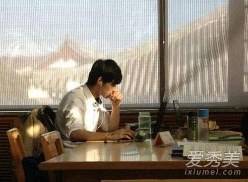 北京大学图书馆男性精神流行;短发清新帅气
