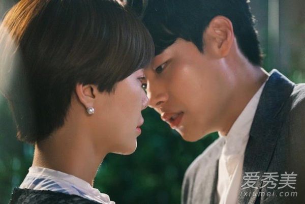 黄静茵14年的职业生涯经历了不断的变脸和失败的整形手术,下巴很尖。