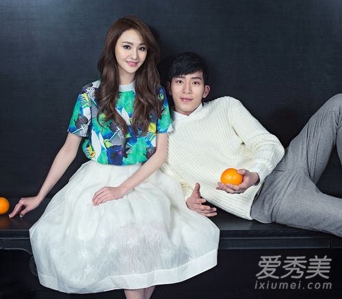 印花夹克+半身裙向郑爽学习,打造女性品味