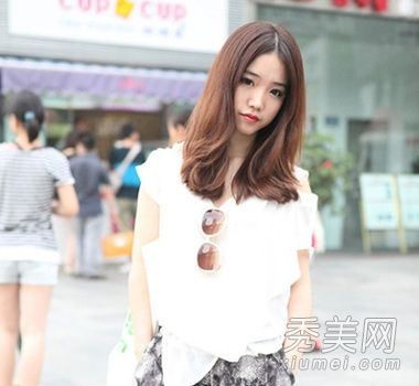 发型应该薄而圆,而且必须好看。