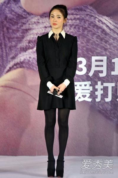 向宋慧琳·京学习春装和丝袜瘦身