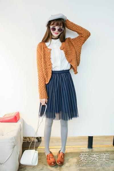 有图片的短裙是矮女孩展示自己身高的必要条件。