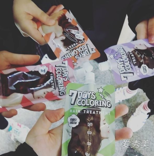 美容化妆博客正在用他们的染发剂包在5分钟内给你新的头发颜色!