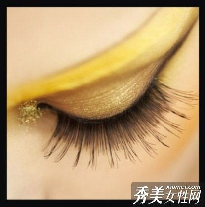 秋季晚妆是烟熏和夸张的。