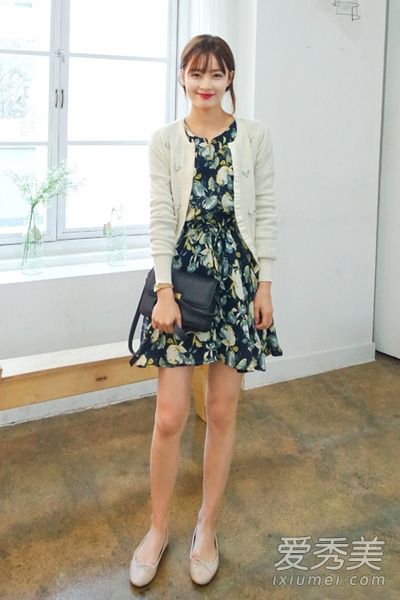 樱桃观赏季节穿什么样的针织开衫+碎花裙