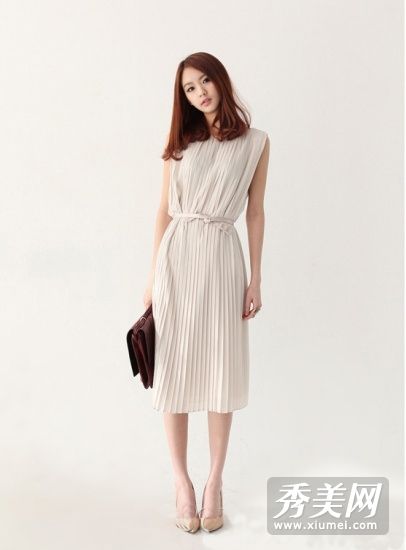 单色裙子展现出苗条的身材，每天都在变化