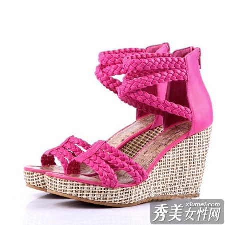 流行的罗马凉鞋装饰的腿更时尚