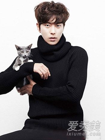 最新的韩国男孩有短发,蓬松的头发,烫发,帅气又时尚。