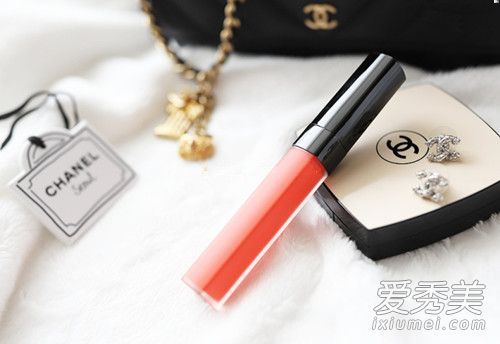 香奈儿的嘴唇和脸颊是什么颜色的?香奈儿的嘴唇和脸颊怎么会变红