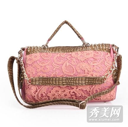 迷人的眼睛和漂亮的包包可以提升你的气质，让你的风格加倍。